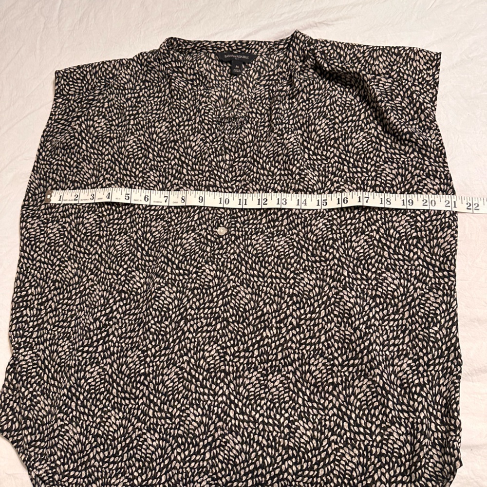 Banana Republic Black and Cream Abstract Top